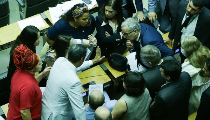 Câmara aprova PEC que perdoa multas e cotas raciais de partidos